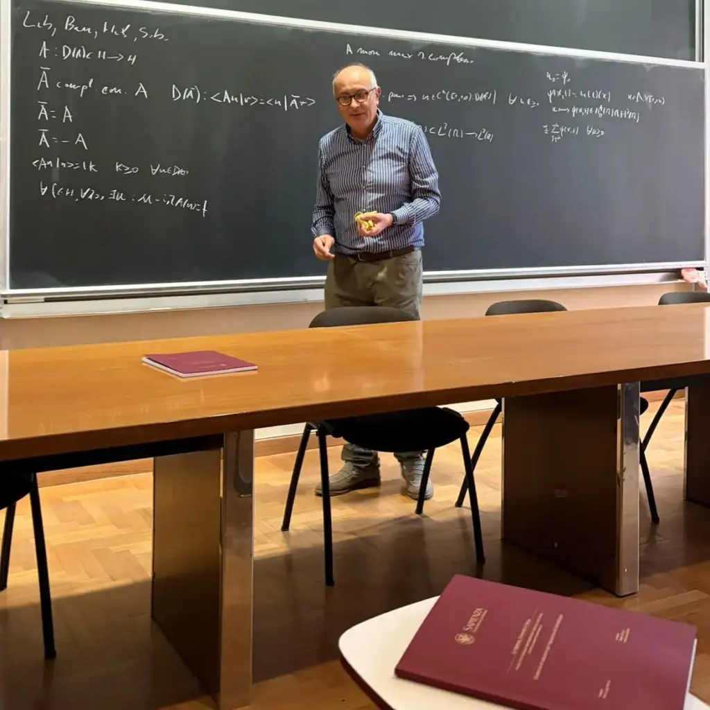 L’aula della discussione con la tesi di laurea sul banco